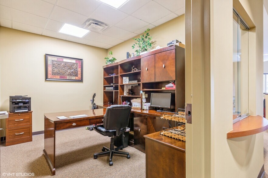 More Photos Of 600 Dakota St, Crystal Lake Office For Sale