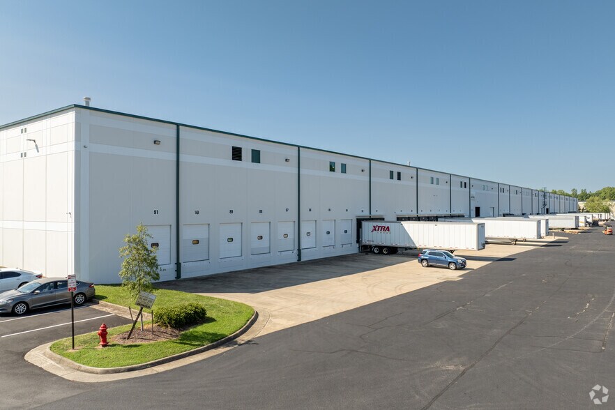 More Photos Of 11800-11900 N Lakeridge Pky, Ashland Distribution For Lease