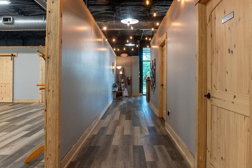 More Photos Of 214 S Church St, Dublin Flex For Sale