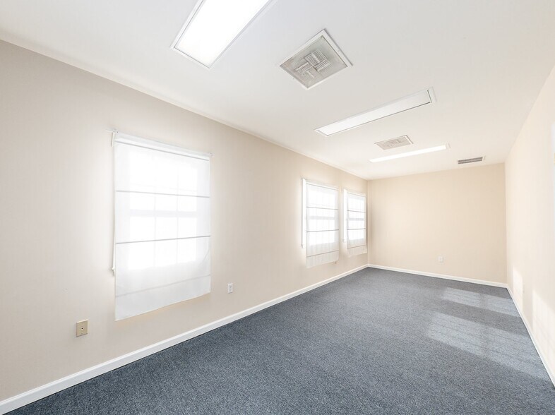 More Photos Of 722 Grant St, Herndon Medical For Sale
