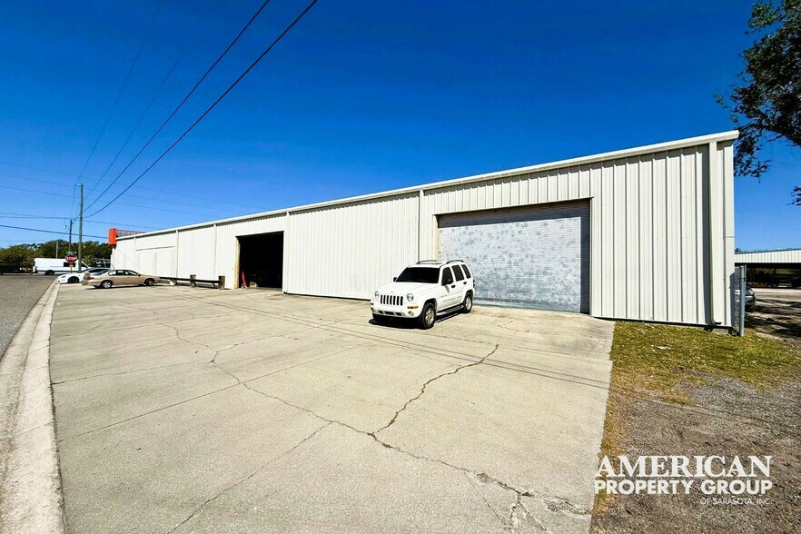 More Photos Of 5611 15th St E, Bradenton Freestanding For Lease