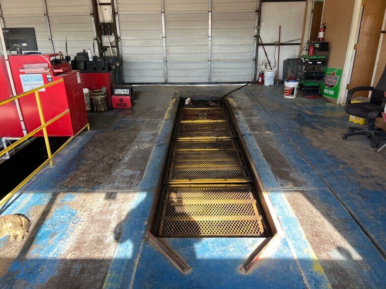 More Photos Of 1202 Cherokee St, Lindsay Auto Repair For Sale