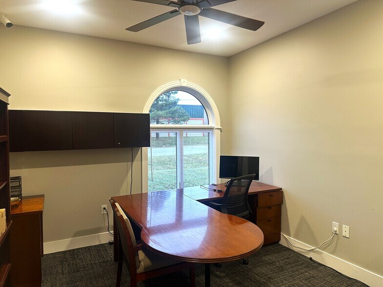 More Photos Of 35 Commercial Way, Springboro Office For Sale