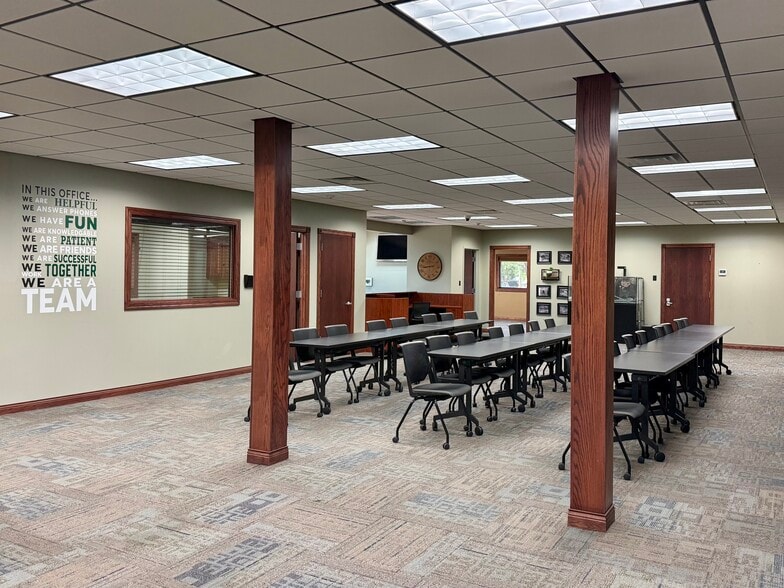 More Photos Of 1014 SE Lorenz Dr, Ankeny Office For Lease