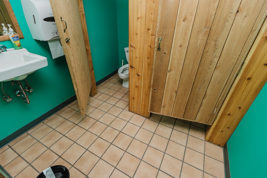 More Photos Of 830 N Kansas Ave, Topeka Bar For Sale