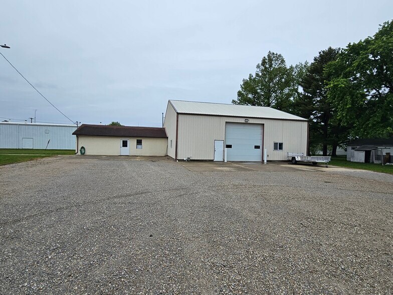 Primary Photo Of 1007 Cherry st, Effingham Flex For Sale