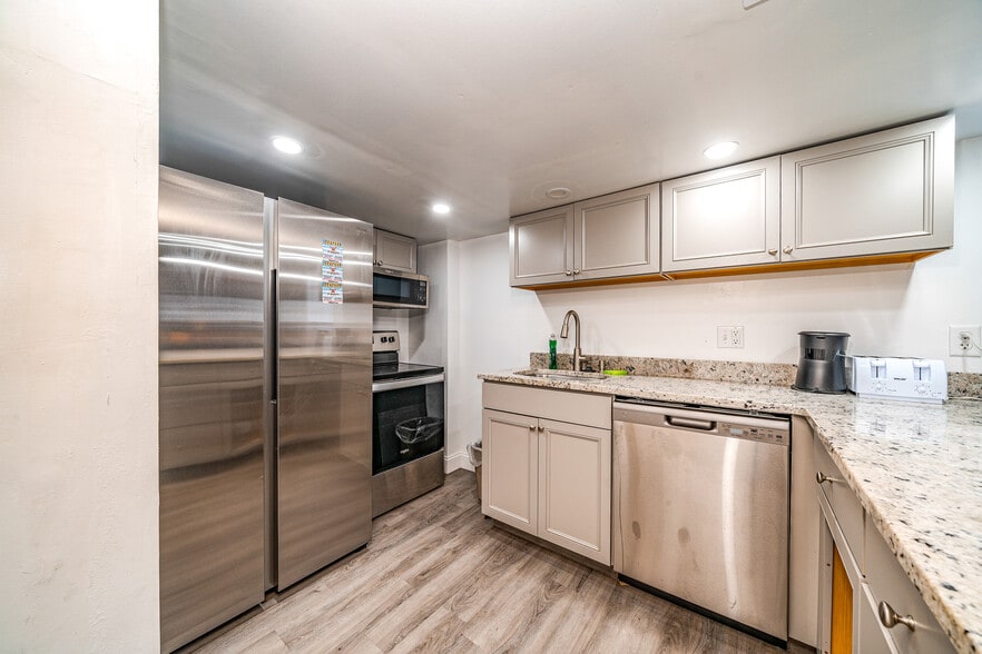 More Photos Of 617 E 8th St, Ocean City Hotel For Sale