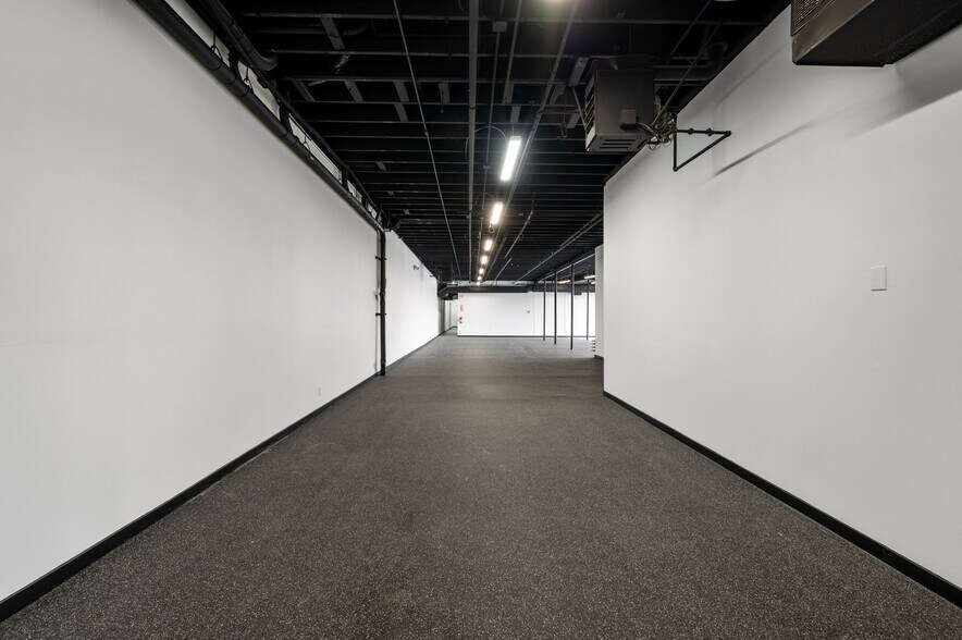 More Photos Of 800 E Dyer Rd, Santa Ana Showroom For Lease