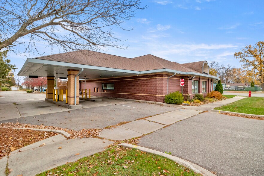 More Photos Of 27621 Warren Rd, Garden City Freestanding For Lease