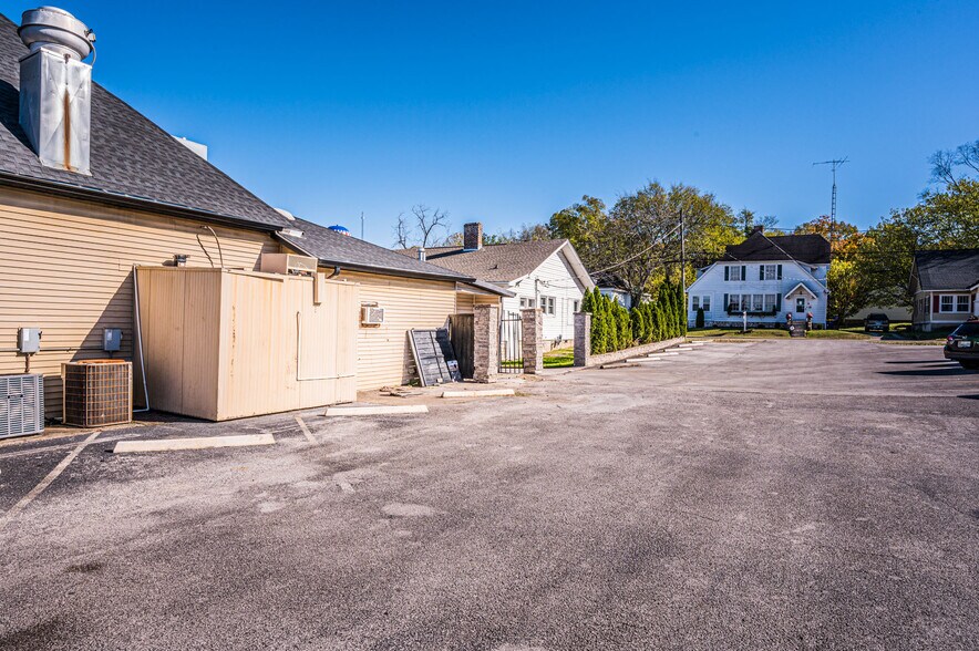 More Photos Of 1026-1038 Chestnut St, Bowling Green Restaurant For Sale