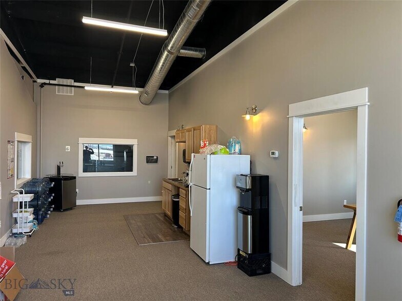 More Photos Of 119 Gold Miner Ln, Belgrade Flex For Lease