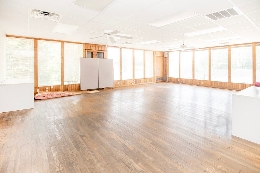 More Photos Of 401 Hillcrest St, Clinton Office For Sale