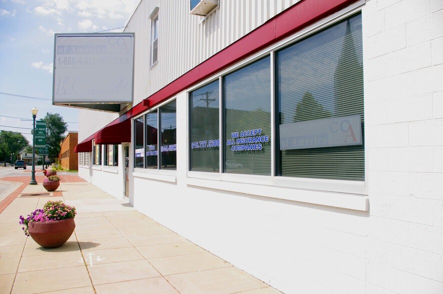 Primary Photo Of 455 N Ottawa St, Joliet Light Distribution For Lease