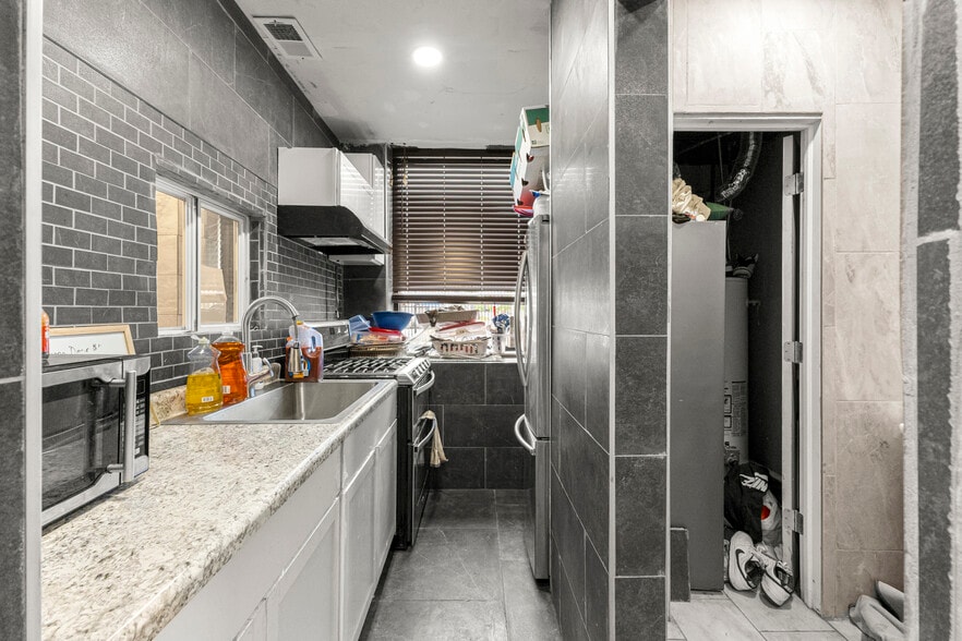 More Photos Of 8301 W Chicago, Detroit Flex For Sale