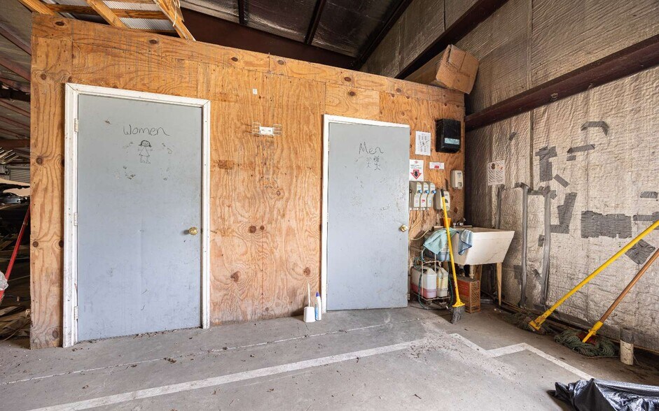 More Photos Of 6101 County Road 136, Live Oak Warehouse For Lease