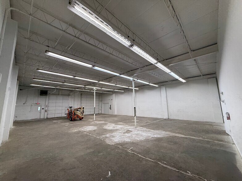 More Photos Of 8307-8309 Atlantic Blvd, Jacksonville Showroom For Lease