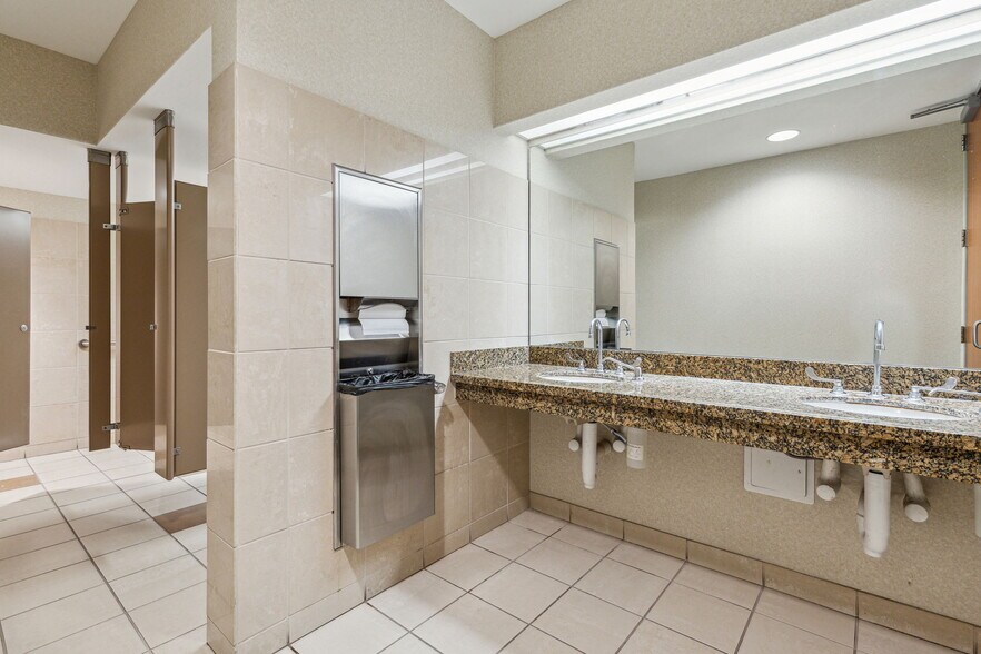 More Photos Of 5477 Glen Lakes Dr, Dallas Medical For Lease