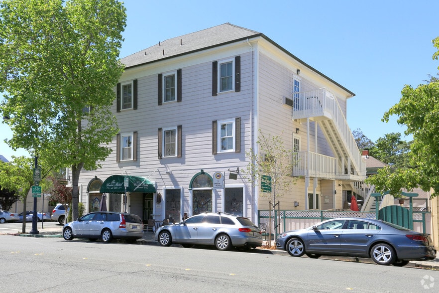 401 1st St