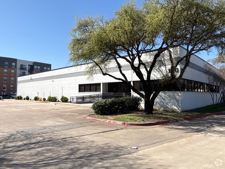 More Photos Of 152-160 Continental Ave, Dallas General Retail For Sale