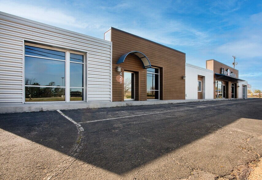 More Photos Of 415 Beckham Ave, Tyler Storefront For Sale