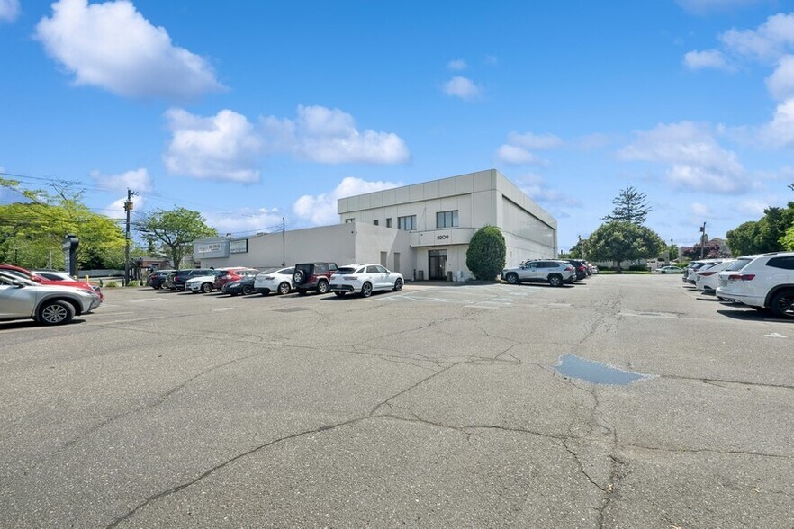More Photos Of 2201-2211 Merrick Rd, Merrick Office Residential For Lease