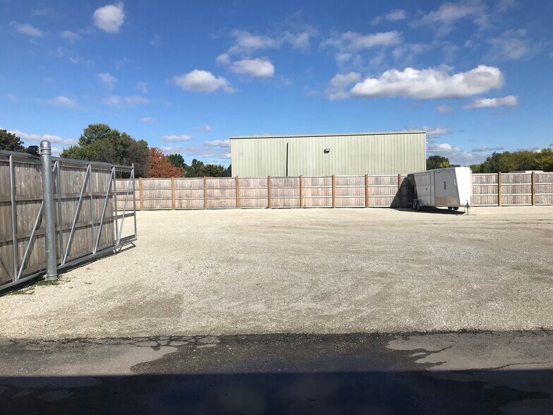 More Photos Of 34 Stonehill Rd, Oswego Warehouse For Lease