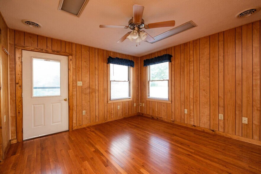 More Photos Of 9604 S Congress St, New Market Office For Sale