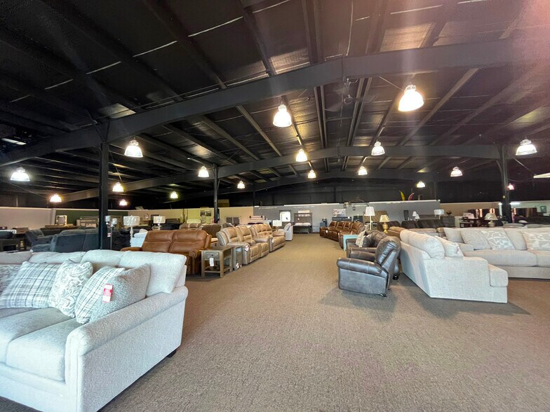 More Photos Of 904 W North St, Kendallville Storefront For Sale