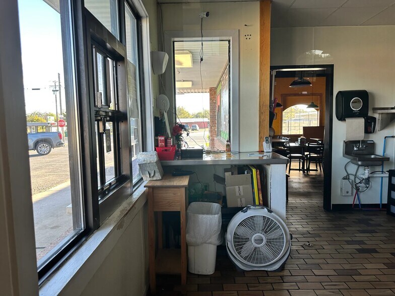 More Photos Of 2000 S Commercial Ave, Coleman Restaurant For Sale