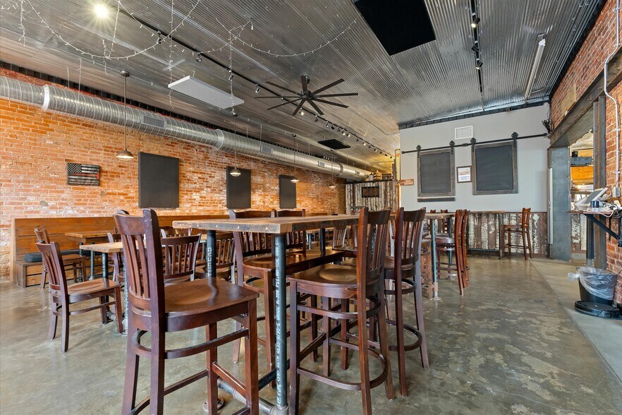 More Photos Of 451 S Thompson Ave, Excelsior Springs Bar For Sale