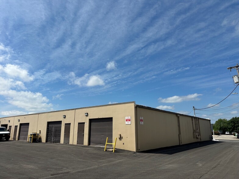 More Photos Of 10800-10812 Hillpoint Dr, San Antonio Unknown For Lease