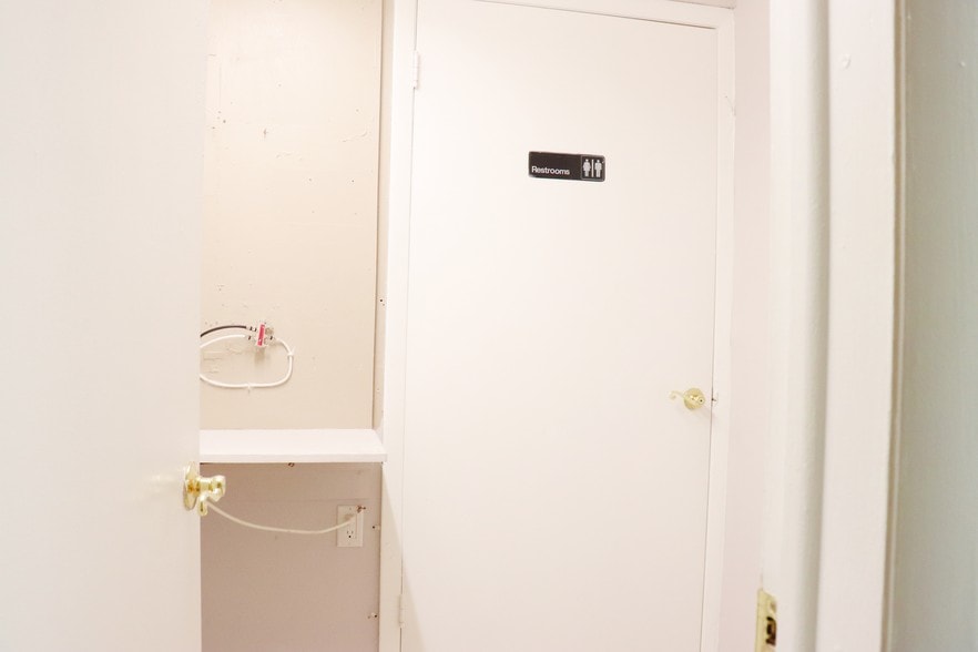 More Photos Of 2441 NW 93rd Ave, Miami Showroom For Sale