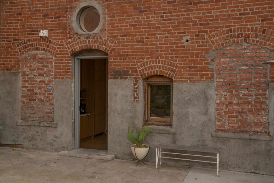 More Photos Of 4745 W Washington Blvd, Los Angeles Storefront Retail Office For Sale