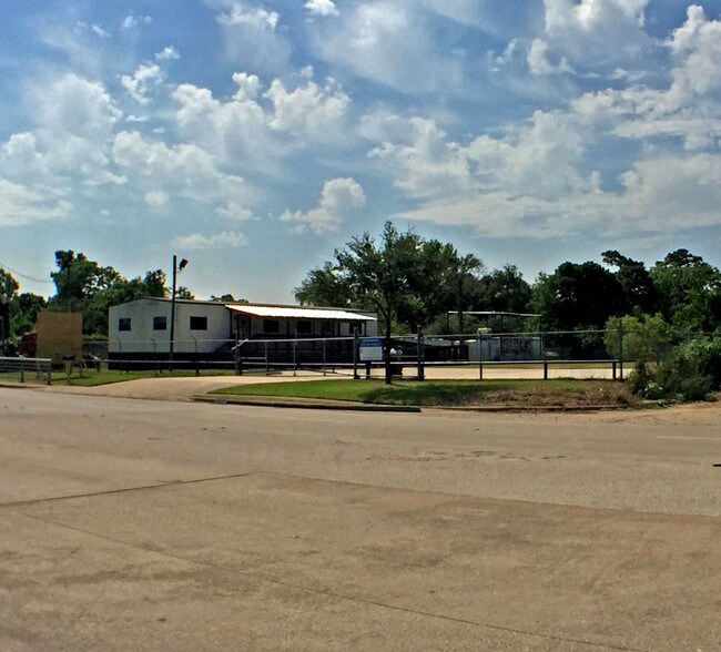More Photos Of 4439 Pinemont Dr, Houston Land For Lease