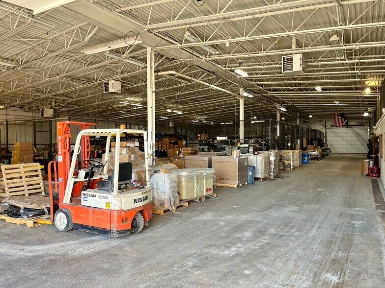 More Photos Of 1401 W Center St, Warsaw Light Distribution For Sale