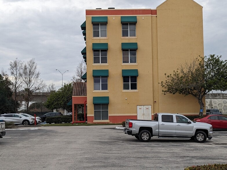 More Photos Of 701-769 NW Federal Hwy, Stuart Unknown For Lease