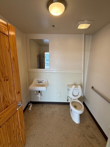 More Photos Of 1717 N Frazier St, Conroe Unknown For Sale