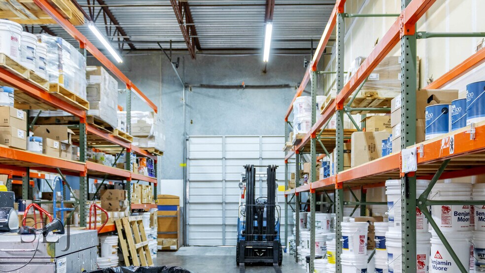 More Photos Of 5563 Dezavala Rd, San Antonio Showroom For Lease