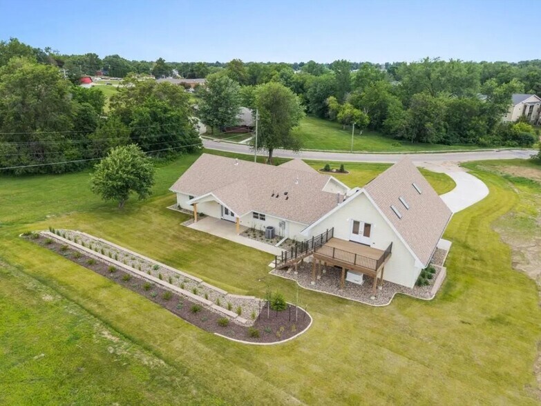 More Photos Of 1805 S 8th Ave E, Newton Specialty For Sale