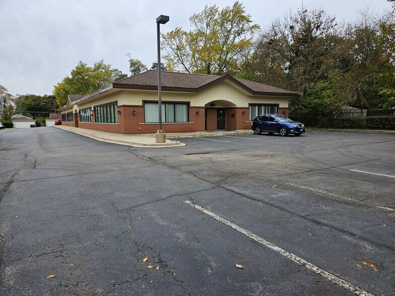 More Photos Of 932 N Wright St, Naperville Office For Lease