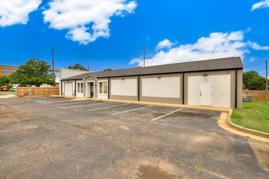 More Photos Of 1010 Druid Park Ave, Augusta Freestanding For Sale