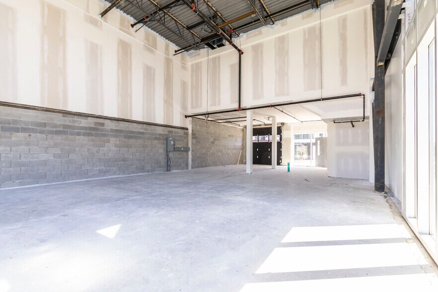 More Photos Of 585 Hanlon Creek Blvd, Guelph Showroom For Lease