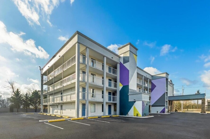 Primary Photo Of 3402 Winfield Dunn Pky, Kodak Hotel For Sale