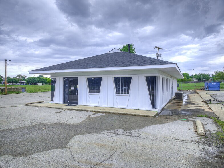 More Photos Of 741 NW 12th St, Moore Restaurant For Lease