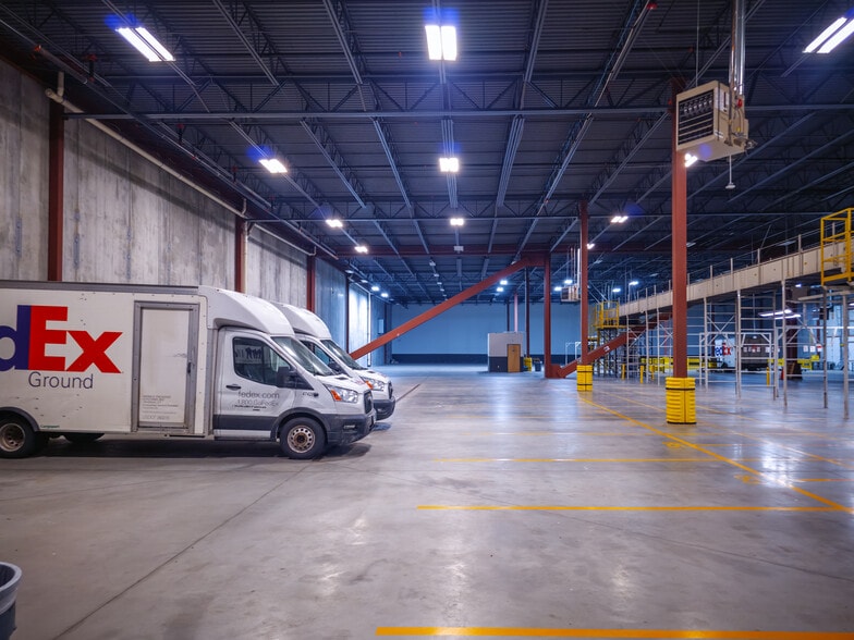 More Photos Of 550 Long Beach Blvd, Stratford Distribution For Lease