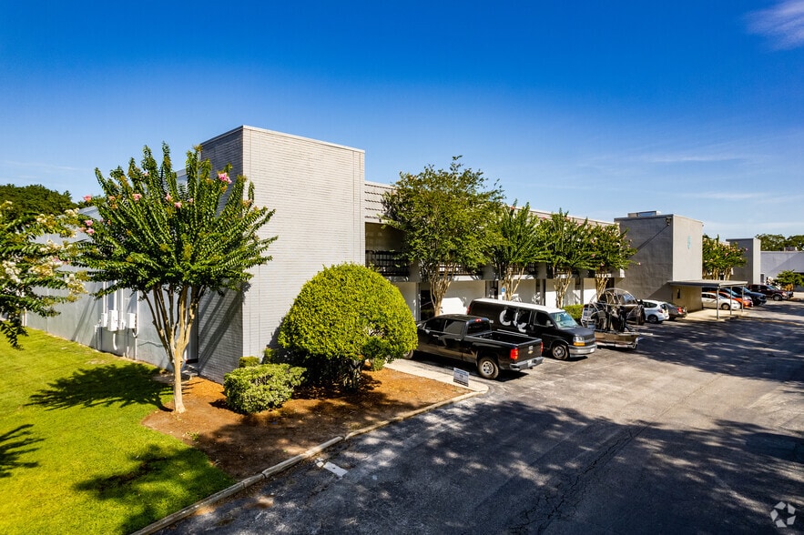 More Photos Of 3600-3606 Silver Star Rd, Orlando Unknown For Lease