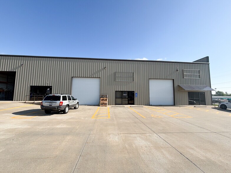 More Photos Of 4173 N 20th St, Ozark Warehouse For Lease