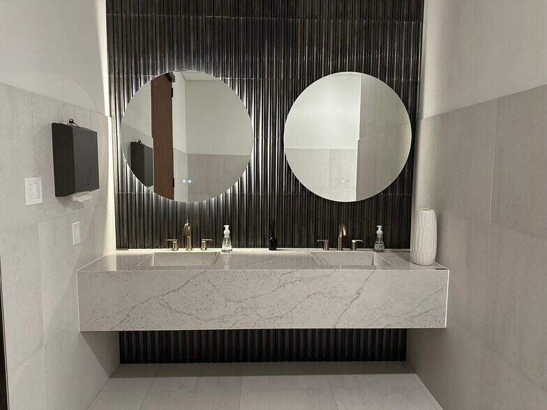 More Photos Of 10595 Westoffice Dr, Houston Light Distribution For Sale