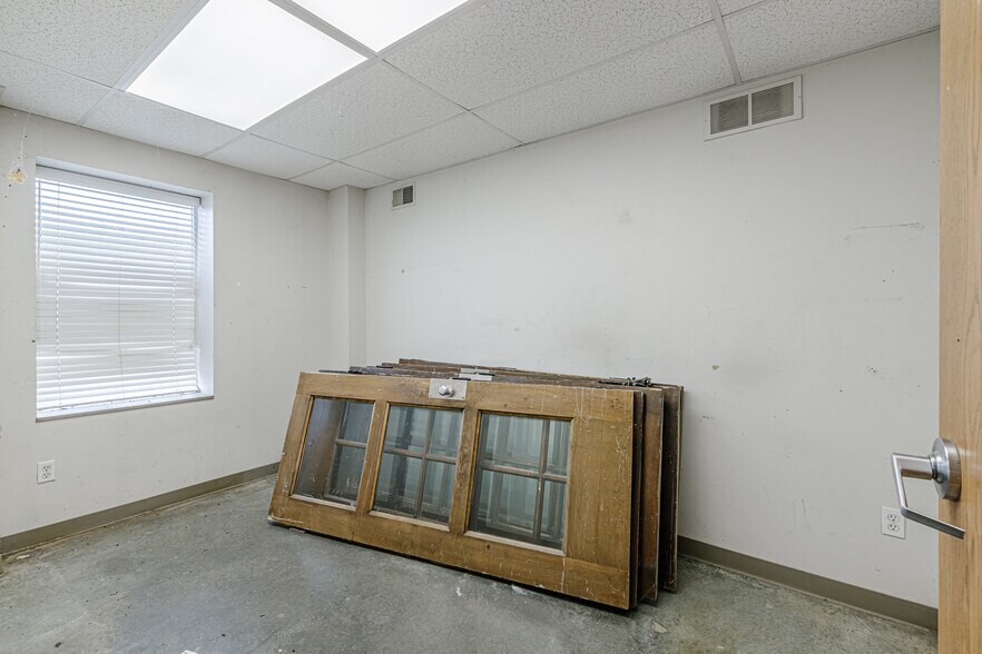 More Photos Of 1715 W Commerce Dr, Marshall Service For Sale