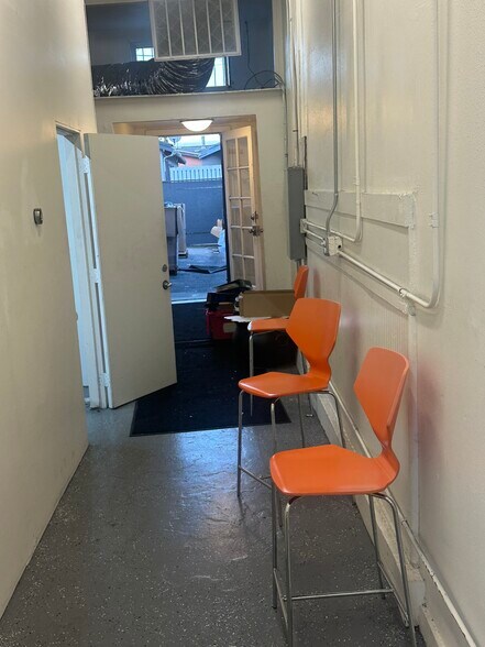 More Photos Of 2321 W 54th St, Los Angeles Specialty For Lease